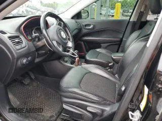 2020 Jeep Compass Trailhawk z VIN 3C4NJDDB6LT127557, wystawiony jako Copart lot #57888245 z przebiegiem 113 836 mil mil oraz Szkoda całkowita • Salvage title. Historia ofert i sprzedaży dostępna na DreamBid. Obrazek 7.