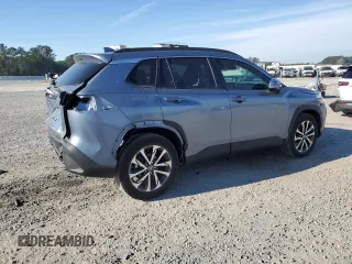 2023 Toyota Corolla Cross XLE z VIN 7MUDAAAG5PV055380, wystawiony jako Copart lot #46280925 z przebiegiem 12 575 mil mil oraz Szkody całkowita. Historia ofert i sprzedaży dostępna na DreamBid. Obrazek 3.