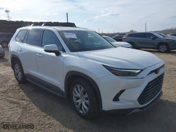 2024 Toyota Grand Highlander XLE with VIN 5TDAAAB59RS042760, listed as a IAAI auction lot 41683677 with 11,120 mi miles. Bid and sale history available at carsss.com. Image 1.