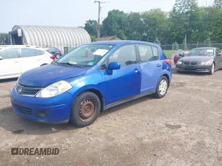 2011 Nissan Versa S z VIN 3N1BC1CP0BL395790, wystawiony jako IAAI lot #42477284 z przebiegiem 270 145 mil mil oraz . Historia ofert i sprzedaży dostępna na DreamBid. Obrazek 2.