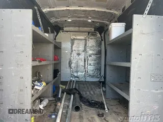 2021 Ford Transit Cargo z VIN 1FTBR1C8XMKA20224, wystawiony jako IAAI lot #42789308 z przebiegiem 76 845 mil mil oraz . Historia ofert i sprzedaży dostępna na DreamBid. Obrazek 4.