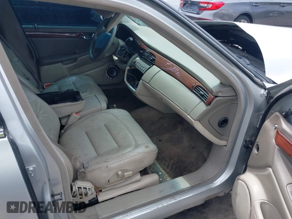 2002 Cadillac DeVille z VIN 1G6KD54Y22U108080, wystawiony jako IAAI lot #42304179 z przebiegiem 278 141 mil mil oraz . Historia ofert i sprzedaży dostępna na DreamBid. Obrazek 5.