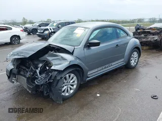 2018 Volkswagen Beetle S z VIN 3VWFD7AT1JM726428, wystawiony jako IAAI lot #42154938 z przebiegiem 41 279 mil mil oraz . Historia ofert i sprzedaży dostępna na DreamBid. Obrazek 2.