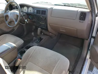 2001 Toyota Tacoma z VIN 5TEPM62N61Z861201, wystawiony jako Copart lot #73570734 z przebiegiem 194 870 mil mil oraz Czysty tytuł • Clean title. Historia ofert i sprzedaży dostępna na DreamBid. Obrazek 8.