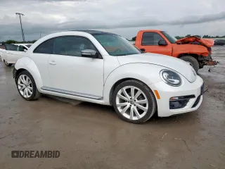 2014 Volkswagen Beetle 1.8T z VIN 3VWJ17AT5EM652990, wystawiony jako Copart lot #60094715 z przebiegiem 109 911 mil mil oraz Szkoda całkowita • Salvage title. Historia ofert i sprzedaży dostępna na DreamBid. Obrazek 4.