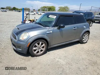 2010 MINI Hardtop S z VIN WMWMF7C53ATZ34487, wystawiony jako Copart lot #55308605 z przebiegiem 128 759 mil mil oraz Tytuł czysty. Historia ofert i sprzedaży dostępna na DreamBid. Obrazek 1.