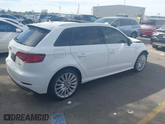 2017 Audi A3 e-tron Sportback Premium z VIN WAUUPBFF0HA122588, wystawiony jako IAAI lot #42227829 z przebiegiem 104 231 mil mil oraz . Historia ofert i sprzedaży dostępna na DreamBid. Obrazek 4.