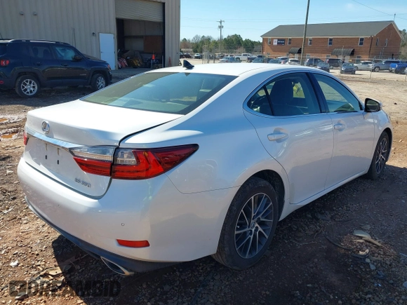 2016 Lexus ES 330 z VIN JTHBK1GGXG2222439, wystawiony jako IAAI lot #41599032 z przebiegiem 93 804 mil mil oraz . Historia ofert i sprzedaży dostępna na DreamBid. Obrazek 4.