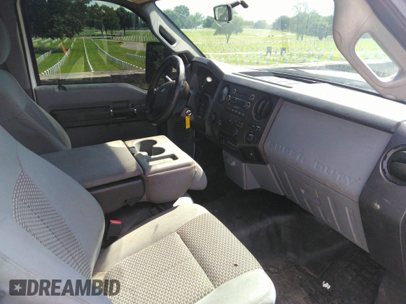 2014 Ford F-250 XL z VIN 1FTBF2B64EEB63961, wystawiony jako IAAI lot #42357797 z przebiegiem 211 419 mil mil oraz . Historia ofert i sprzedaży dostępna na DreamBid. Obrazek 5.