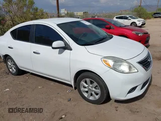 2012 Nissan Versa S z VIN 3N1CN7APXCL925611, wystawiony jako IAAI lot #42715145 z przebiegiem 96 433 mil mil oraz . Historia ofert i sprzedaży dostępna na DreamBid. Obrazek 1.