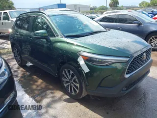 2023 Toyota Corolla Cross XLE z VIN 7MUDAABG1PV075110, wystawiony jako IAAI lot #42802303 z przebiegiem 41 869 mil mil oraz . Historia ofert i sprzedaży dostępna na DreamBid. Obrazek 1.