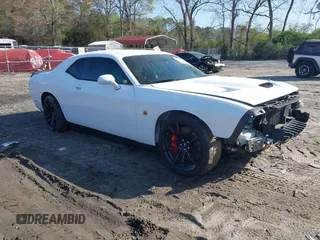 2021 Dodge Challenger R/T Scat Pack Widebody z VIN 2C3CDZFJ0MH646070, wystawiony jako IAAI lot #41910482 z przebiegiem 28 038 mil mil oraz . Historia ofert i sprzedaży dostępna na DreamBid. Obrazek 1.
