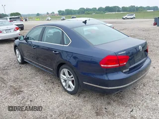 2014 Volkswagen Passat SE z VIN 1VWBN7A33EC085317, wystawiony jako IAAI lot #42400049 z przebiegiem 134 609 mil mil oraz . Historia ofert i sprzedaży dostępna na DreamBid. Obrazek 3.