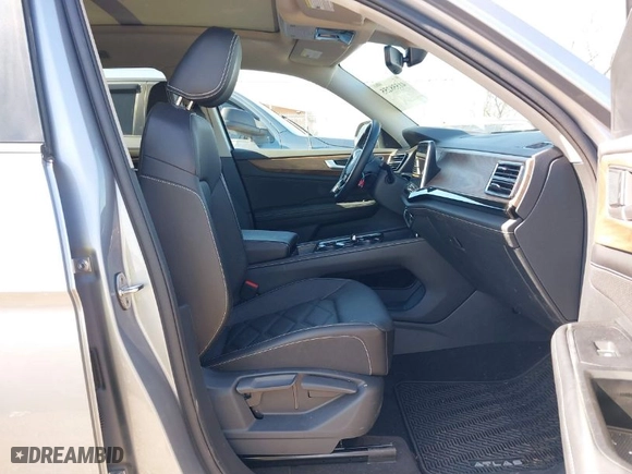 2024 Volkswagen Atlas 2.0T SE w/Technology with VIN 1V2JR2CA9RC594155, listed as a IAAI auction lot 41558255 with 8,813 mi miles. Bid and sale history available at carsss.com. Image 5.