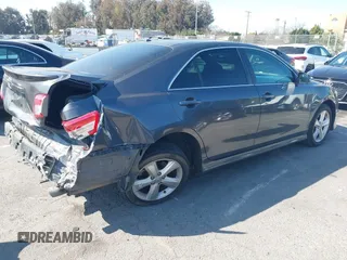 2011 Toyota Camry LE z VIN 4T1BF3EKXBU197608, wystawiony jako IAAI lot #41848207 z przebiegiem 131 676 mil mil oraz . Historia ofert i sprzedaży dostępna na DreamBid. Obrazek 4.