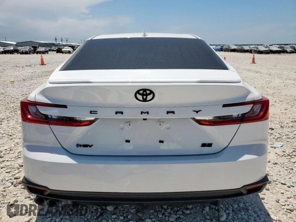 2025 Toyota Camry LE z VIN 4T1DAACK2SU556335, wystawiony jako Copart lot #57317485 z przebiegiem 3 410 mil mil oraz Szkoda całkowita • Salvage title. Historia ofert i sprzedaży dostępna na DreamBid. Obrazek 6.