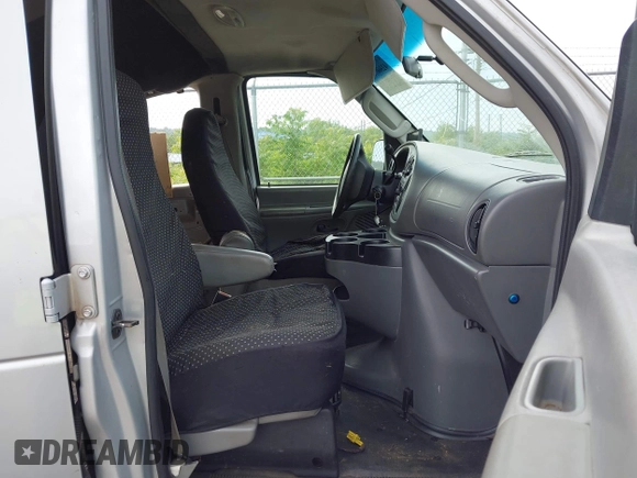 2008 Ford Econoline Passenger XL z VIN 1FBNE31LX8DA94009, wystawiony jako IAAI lot #42360766 z przebiegiem 154 504 mil mil oraz . Historia ofert i sprzedaży dostępna na DreamBid. Obrazek 5.