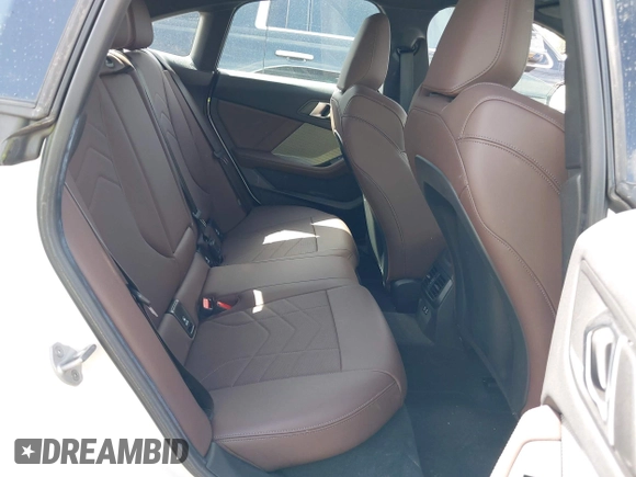 2025 BMW 2 Series 228 xDrive z VIN WBA23GG06S7S55337, wystawiony jako IAAI lot #42537114 z przebiegiem 5 917 mil mil oraz . Historia ofert i sprzedaży dostępna na DreamBid. Obrazek 8.