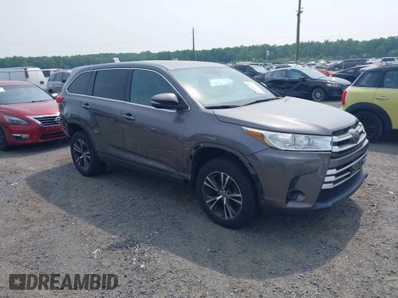 2018 Toyota Highlander LE z VIN 5TDBZRFH3JS841728, wystawiony jako IAAI lot #42424705 z przebiegiem 93 473 mil mil oraz . Historia ofert i sprzedaży dostępna na DreamBid. Obrazek 1.