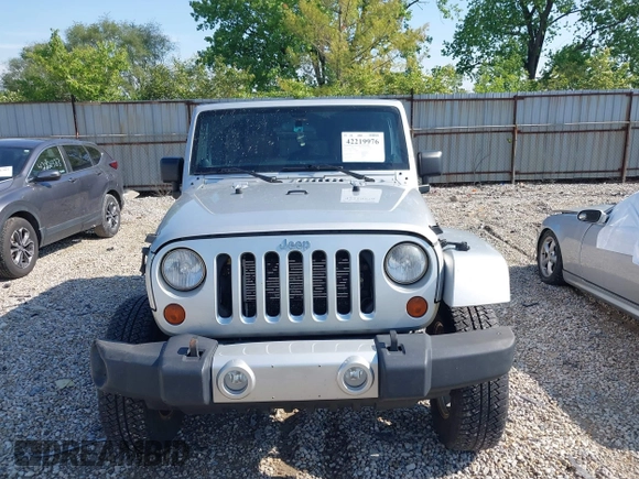 2012 Jeep Wrangler Unlimited Altitude z VIN 1C4HJWEGXCL120397, wystawiony jako IAAI lot #42219976 z przebiegiem 119 172 mil mil oraz . Historia ofert i sprzedaży dostępna na DreamBid. Obrazek 13.