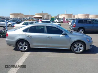 2014 Volkswagen Passat Wolfsburg Edition z VIN 1VWAT7A39EC055174, wystawiony jako IAAI lot #42433368 z przebiegiem 81 321 mil mil oraz . Historia ofert i sprzedaży dostępna na DreamBid. Obrazek 13.