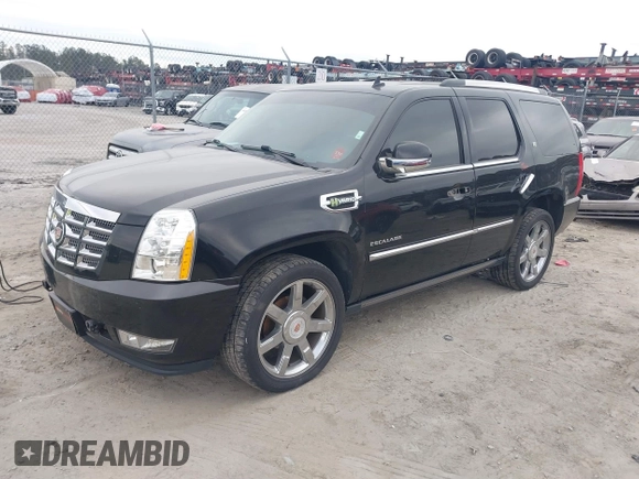 2013 Cadillac Escalade z VIN 1GYS4EEJXDR123523, wystawiony jako IAAI lot #41297183 z przebiegiem 98 248 mil mil oraz . Historia ofert i sprzedaży dostępna na DreamBid. Obrazek 2.