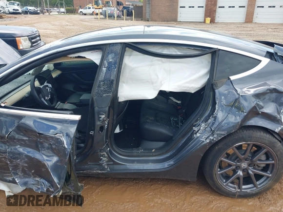 2020 Tesla Model 3 Long Range z VIN 5YJ3E1EB5LF710788, wystawiony jako IAAI lot #42020503 z przebiegiem 76 606 mil mil oraz . Historia ofert i sprzedaży dostępna na DreamBid. Obrazek 14.