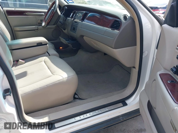2003 Lincoln Town Car Cartier z VIN 1LNHM83WX3Y635492, wystawiony jako IAAI lot #42043813 z przebiegiem 98 120 mil mil oraz . Historia ofert i sprzedaży dostępna na DreamBid. Obrazek 5.