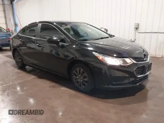 2017 Chevrolet Cruze LS z VIN 1G1BC5SM4H7243786, wystawiony jako IAAI lot #41788223 z przebiegiem 81 361 mil mil oraz . Historia ofert i sprzedaży dostępna na DreamBid. Obrazek 1.