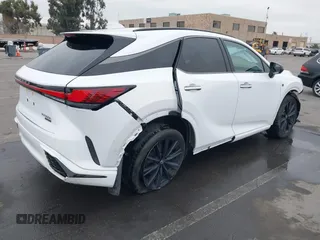 2024 Lexus RX 500h F Sport Performance z VIN 2T2BCMEA4RC016032, wystawiony jako IAAI lot #41464306 z przebiegiem 13 338 mil mil oraz . Historia ofert i sprzedaży dostępna na DreamBid. Obrazek 4.