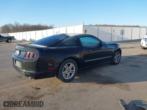 2014 Ford Mustang V6 z VIN 1ZVBP8AM4E5262440, wystawiony jako IAAI lot #41523652 z przebiegiem 140 573 mil mil oraz . Historia ofert i sprzedaży dostępna na DreamBid. Obrazek 4.
