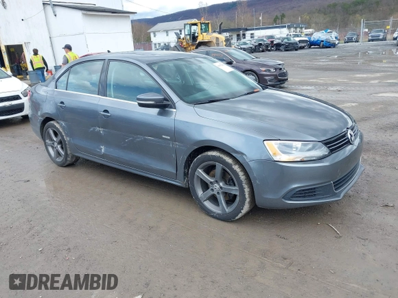 2013 Volkswagen Jetta SE with VIN 3VWBP7AJ2DM395982, listed as a IAAI auction lot 41952654 with 130,906 mi miles and . Bid and sale history available at DreamBid. Image 1.