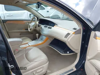 2007 Toyota Avalon XL z VIN 4T1BK36B87U184714, wystawiony jako IAAI lot #42243997 z przebiegiem 165 691 mil mil oraz . Historia ofert i sprzedaży dostępna na DreamBid. Obrazek 5.