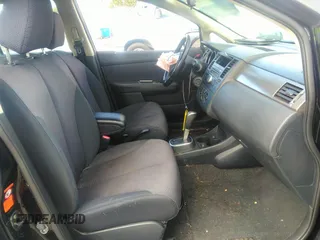 2007 Nissan Versa S z VIN 3N1BC13E17L408911, wystawiony jako IAAI lot #39637191 z przebiegiem 111 583 mil mil oraz . Historia ofert i sprzedaży dostępna na DreamBid. Obrazek 5.