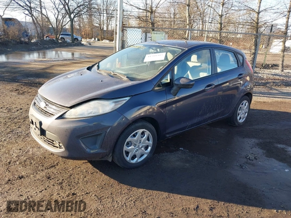 2013 Ford Fiesta S z VIN 3FADP4TJ5DM164278, wystawiony jako IAAI lot #41588415 z przebiegiem 13 403 mil mil oraz . Historia ofert i sprzedaży dostępna na DreamBid. Obrazek 2.