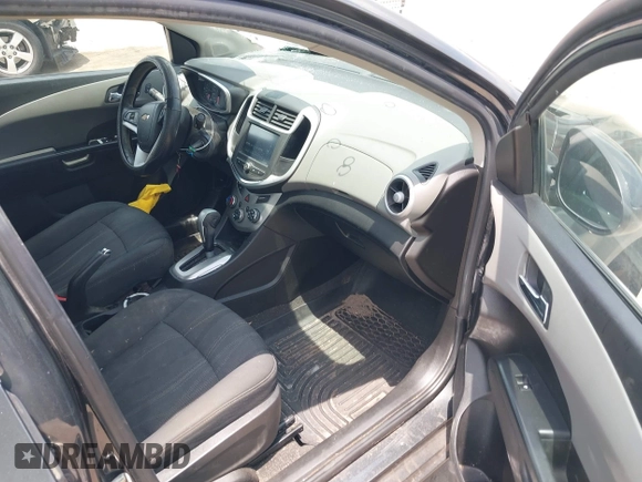 2017 Chevrolet Sonic LT z VIN 1G1JD5SH6H4125266, wystawiony jako IAAI lot #42354200 z przebiegiem 139 344 mil mil oraz . Historia ofert i sprzedaży dostępna na DreamBid. Obrazek 5.