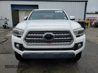 2017 Toyota Tacoma SR5 z VIN 5TFCZ5AN1HX113842, wystawiony jako Copart lot #60711285 z przebiegiem 124 799 mil mil oraz Szkoda całkowita • Salvage title. Historia ofert i sprzedaży dostępna na DreamBid. Obrazek 5.