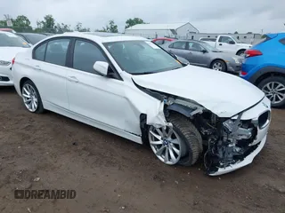 2018 BMW 3 Series 320i xDrive z VIN WBA8E5G5XJNU47665, wystawiony jako IAAI lot #42332838 z przebiegiem 97 821 mil mil oraz . Historia ofert i sprzedaży dostępna na DreamBid. Obrazek 1.