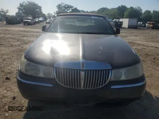 2000 Lincoln Town Car Executive z VIN 1LNHM81W4YY868617, wystawiony jako Copart lot #56349095 z przebiegiem 152 512 mil mil oraz Szkody całkowita. Historia ofert i sprzedaży dostępna na DreamBid. Obrazek 5.
