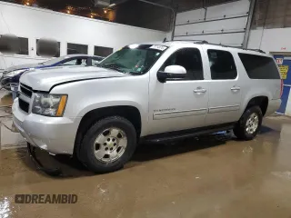 2011 Chevrolet Suburban z VIN 1GNSKHE3XBR124061, wystawiony jako Copart lot #77714974 z przebiegiem 218 149 mil mil oraz Czysty tytuł • Clean title. Historia ofert i sprzedaży dostępna na DreamBid. Obrazek 1.