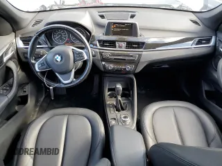2017 BMW X1 xDrive28i z VIN WBXHT3C33H5F83332, wystawiony jako Copart lot #56971935 z przebiegiem 110 248 mil mil oraz Tytuł czysty. Historia ofert i sprzedaży dostępna na DreamBid. Obrazek 8.