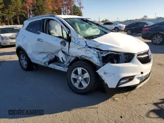 2020 Buick Encore Essence z VIN KL4CJGSB7LB069627, wystawiony jako Copart lot #85855744 z przebiegiem 116 304 mil mil oraz Szkody całkowita. Historia ofert i sprzedaży dostępna na DreamBid. Obrazek 4.