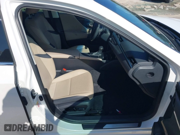 2019 Lexus ES with VIN 58ABZ1B13KU027719, listed as a IAAI auction lot 41945226 with 37,453 mi miles. Bid and sale history available at carsss.com. Image 5.