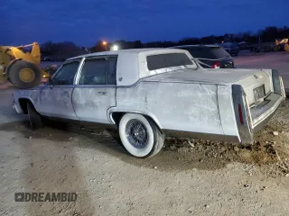 1983 Cadillac Fleetwood z VIN 1G6AB6985D9118799, wystawiony jako Copart lot #45713295 z przebiegiem 5 795 mil mil oraz Czysty tytuł • Clean title. Historia ofert i sprzedaży dostępna na DreamBid. Obrazek 2.