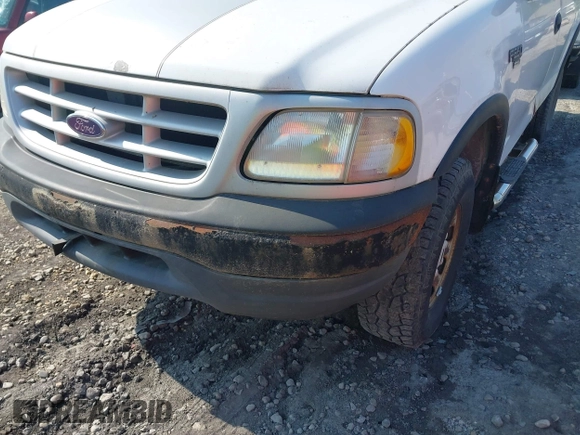 1999 Ford F-250 z VIN 1FTPF28W2XNB25385, wystawiony jako IAAI lot #42768047 z przebiegiem Nie podano mil oraz . Historia ofert i sprzedaży dostępna na DreamBid. Obrazek 13.
