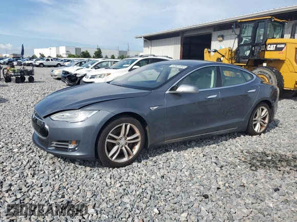 2013 Tesla Model S z VIN 5YJSA1AC4DFP10496, wystawiony jako Copart lot #63801355 z przebiegiem 50 473 mil mil oraz Czysty tytuł • Clean title. Historia ofert i sprzedaży dostępna na DreamBid. Obrazek 1.