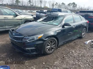 2020 Kia Optima LX z VIN 5XXGT4L31LG418136, wystawiony jako IAAI lot #42048290 z przebiegiem 62 810 mil mil oraz . Historia ofert i sprzedaży dostępna na DreamBid. Obrazek 2.