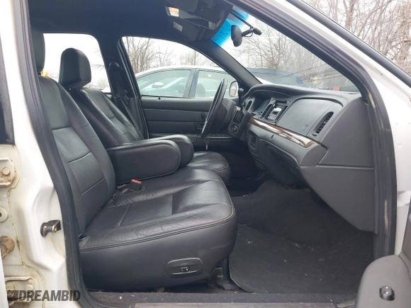 2005 Ford Crown Victoria LX with VIN 2FAFP74WX5X105415, listed as a IAAI auction lot 41523383 with 119,222 mi miles. Bid and sale history available at carsss.com. Image 5.