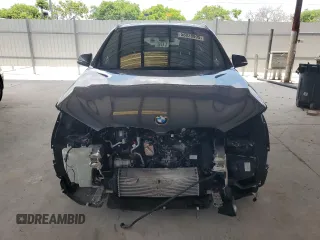 2022 BMW X1 xDrive28i z VIN WBXJG9C05N5U77973, wystawiony jako Copart lot #56828995 z przebiegiem 14 448 mil mil oraz Szkoda całkowita • Salvage title. Historia ofert i sprzedaży dostępna na DreamBid. Obrazek 5.