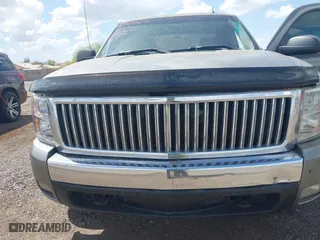 2007 Chevrolet Silverado 1500 Work Truck with VIN 2GCEC19C871592827, listed as a IAAI auction lot 41960690 with 193,154 mi miles. Bid and sale history available at carsss.com. Image 6.